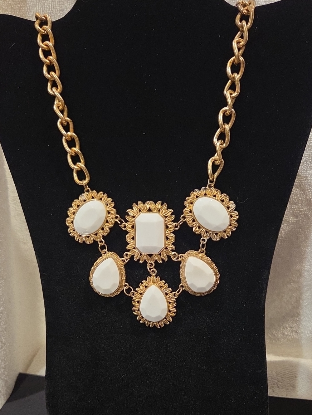 CHUNKY WHITE AND GOLDTONE NECKLACE -VINTAGE
